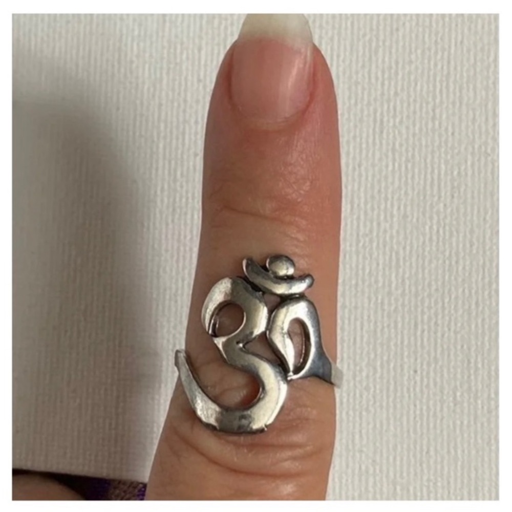 OM ring silver color (7.5 pictured on ring rod) Like new!
No smoking